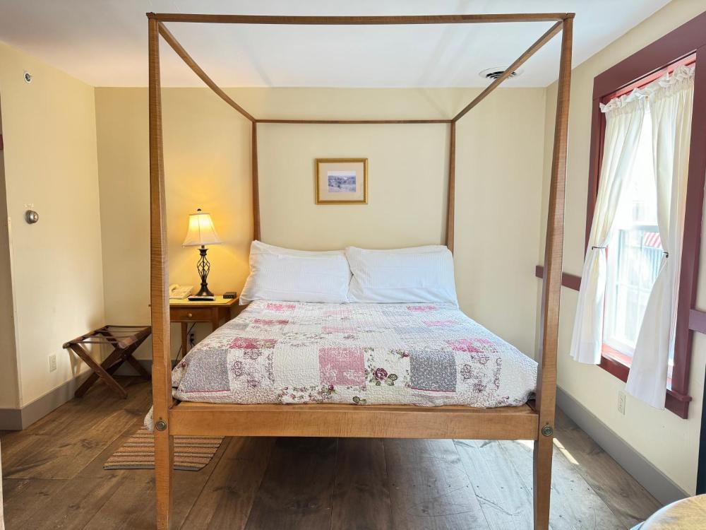 Deluxe Queen Room interior
