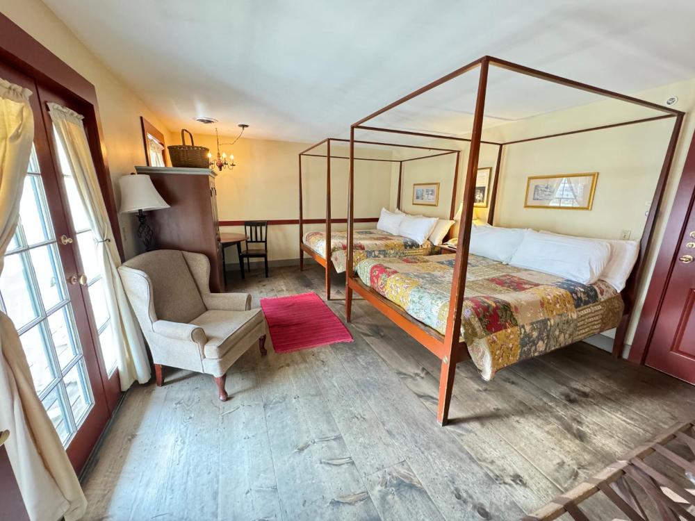 Deluxe Queen Room with Two Queen Beds interior